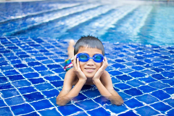 かわいい小さな男の子は スイミングプール 晴れた日とソフトフォーカスで幸せな遊びや水泳を感じます — ストック写真