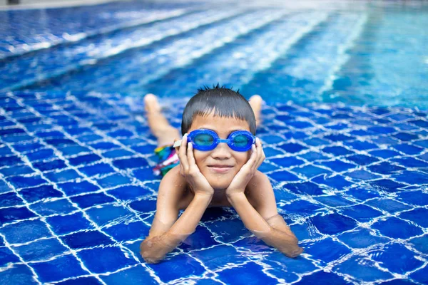 Söt Liten Pojke Känner Glad Lek Och Simning Vid Poolen — Stockfoto