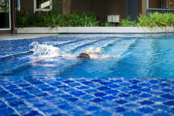 sevimli küçük çocuk mutlu oyun hissediyorum ve yüzme havuzunda yüzme , 