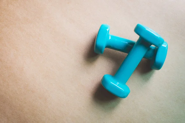 Spor malzemeleri renkli arka planda halterler. Düz yatıyordu.