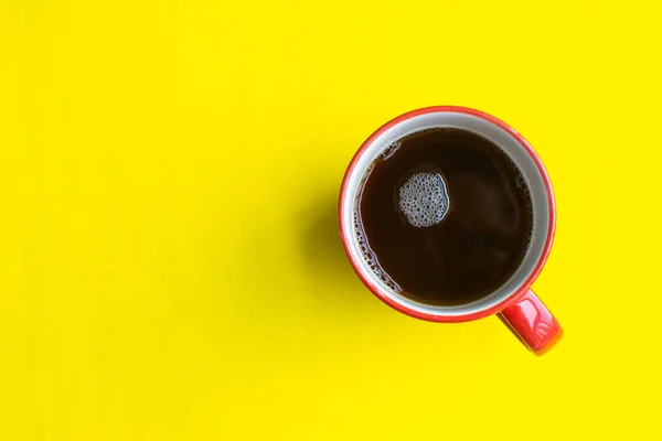 sarı arka planda kahve fincanı. yumuşak odak.