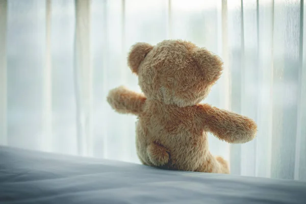 Yatak odasında yalnız ayı bebek arka, üzgün ve düşük anahtar gibi hissediyorum. — Stok fotoğraf