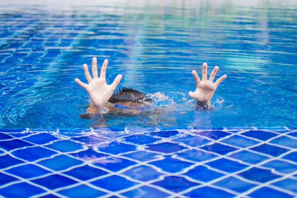 sevimli küçük çocuk mutlu oyun hissediyorum ve yüzme havuzunda yüzme , 