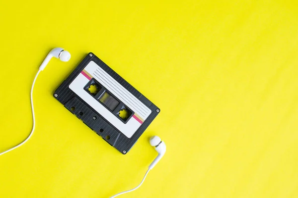 sarı arka plan üzerinde teyp kaset retro. yumuşak odak.