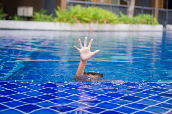 Süße kleine Junge fühlen sich glücklich spielen und schwimmen im Schwimmbad , — Stockfoto