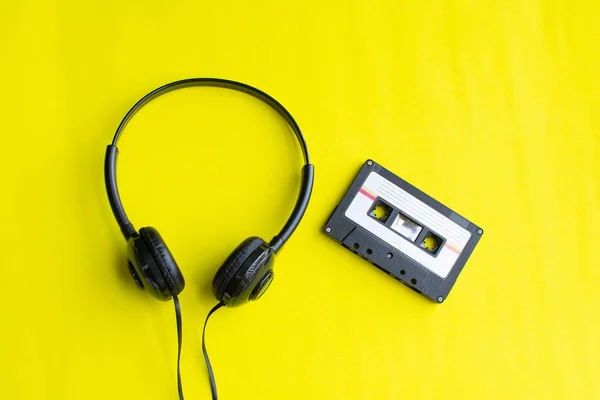 Ретро кассеты на желтом фоне. мягкий фокус . — стоковое фото
