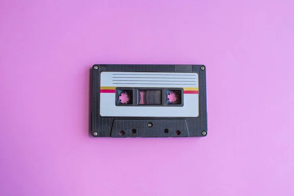 Rétro de cassette sur fond jaune. foyer doux . — Photo
