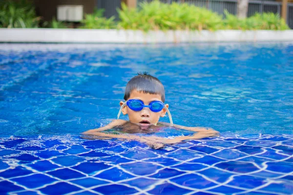 Söt Liten Pojke Känner Glad Lek Och Simning Vid Poolen — Stockfoto