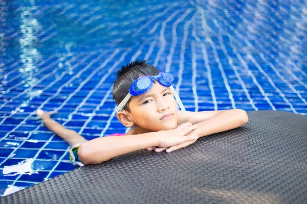 Χαριτωμένο Μικρό Αγόρι Αισθάνονται Χαρούμενο Παιχνίδι Και Κολύμπι Στην Πισίνα — Φωτογραφία Αρχείου