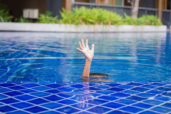 Söt liten pojke Feel Happy Play och simning vid poolen , — Stockfoto