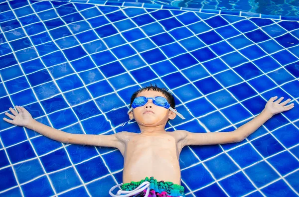 Söt Liten Pojke Känner Glad Lek Och Simning Vid Poolen — Stockfoto