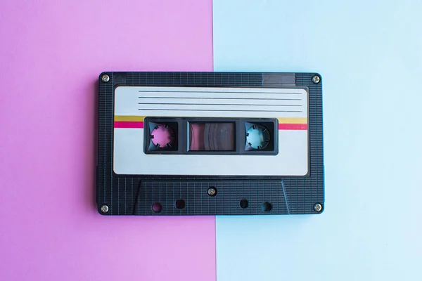 mavi ve pembe arka plan üzerinde bant kaset retro. yumuşak odak.