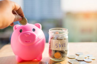 Para sikkesi ahşap masa üzerinde ve bulanık arkaplan ile SAVE metin.