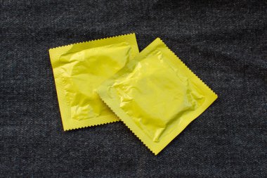 Siyah kot pantolon cebinde kondom ve Dünya Yardım Günü konsepti.. 