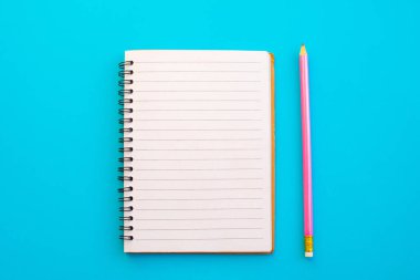 Not defteri ve ekipmanlar renk arkaplanı üzerine okula geri döndüler.