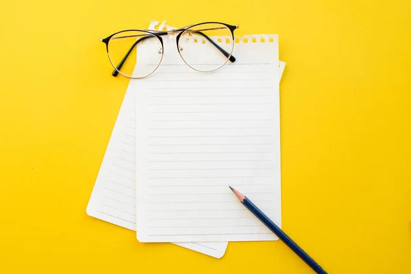 Leeres Papier Aus Notizbuch Brille Und Bleistift Auf Gelbem Hintergrund — Stockfoto