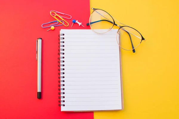 Leeg Papier Van Notebook Bril Potlood Kleur Achtergrond — Stockfoto