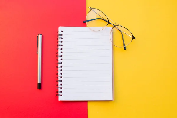 Leeres Papier Aus Notizbuch Brille Und Bleistift Auf Gelbem Hintergrund — Stockfoto