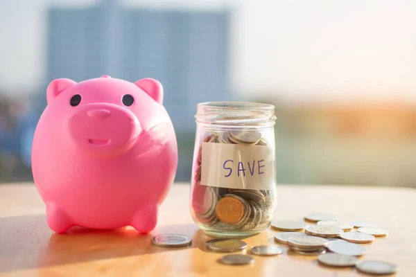 Para sikkesi ahşap masa üzerinde ve bulanık arkaplan ile SAVE metin.