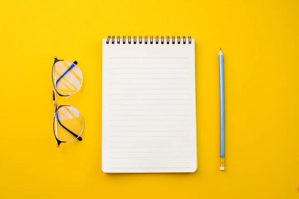 Leeres Papier Aus Notizbuch Brille Und Bleistift Auf Gelbem Hintergrund — Stockfoto