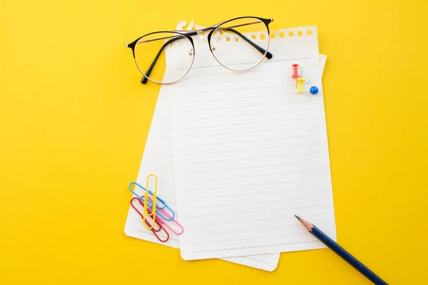 Leeres Notizbuchpapier Mit Brille Und Bleistift Auf Farbigem Hintergrund — Stockfoto