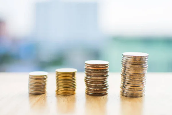 Tahta masanın üzerinde bulanık arkaplanlı para sikkesi.