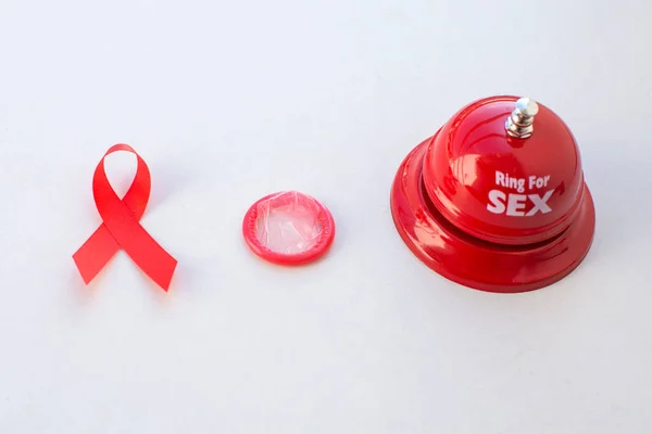 Piros Szalag Óvszer Aids Világnapja Koncepció — Stock Fotó