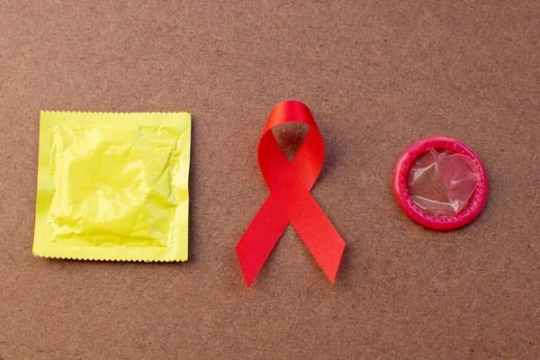 红丝带和避孕套世界艾滋病日概念 — 图库照片