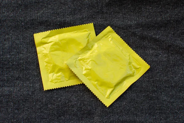 Kondom Auf Schwarzer Jeanstasche Mit Konzept Zum Welt Aids Tag — Stockfoto