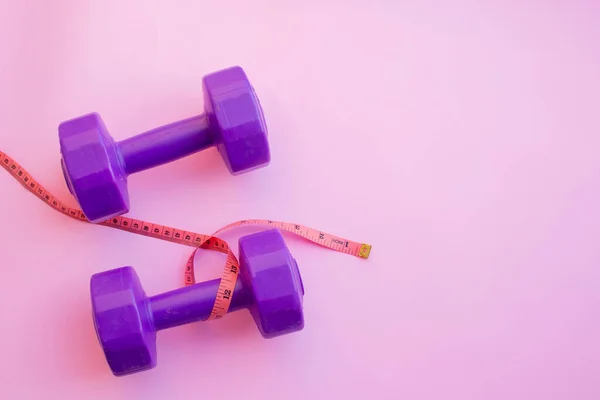 Spor malzemeleri renkli arka planda halterler. Düz yatıyordu.