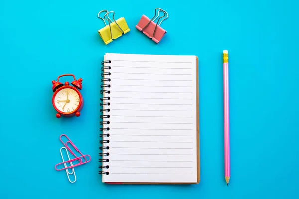 Not defteri ve ekipmanlar renk arkaplanı üzerine okula geri döndüler.