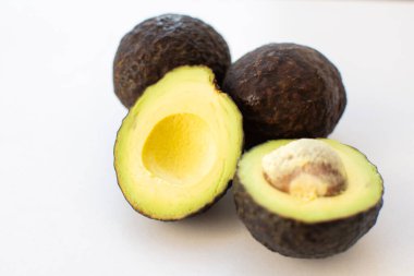 Beyaz arka planda avokado. yumuşak odak.