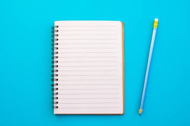 Not defteri ve ekipmanlar renk arkaplanı üzerine okula geri döndüler.