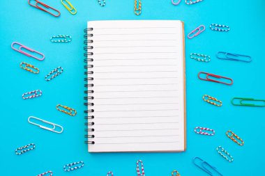 Not defteri ve ekipmanlar renk arkaplanı üzerine okula geri döndüler.