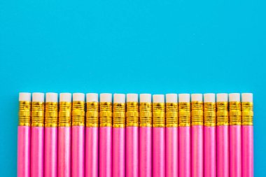 Renk arkaplanı üzerine kalem.