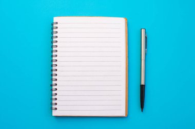 Not defteri ve ekipmanlar renk arkaplanı üzerine okula geri döndüler.