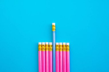 Renk arkaplanı üzerine kalem.