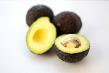 Beyaz arka planda avokado. yumuşak odak.