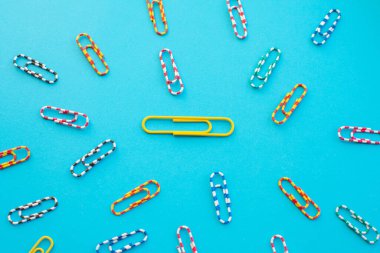 Renk arkaplanı üzerine ataç.