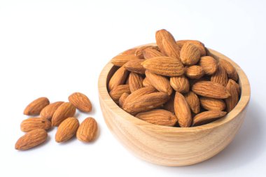 Beyaz arka planda badem. yumuşak odak.