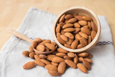 Tahta masadaki badem. yumuşak odak.