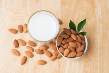 Tahta masada badem ve süt. yumuşak odak.