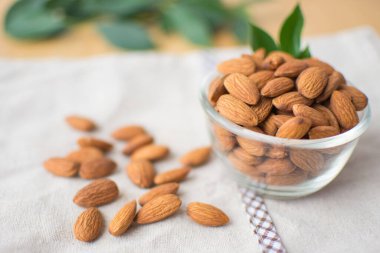 Tahta masadaki badem. yumuşak odak.