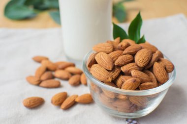 Tahta masada badem ve süt. yumuşak odak.