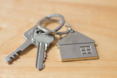 Ev anahtarı ahşap masada. yumuşak odak.