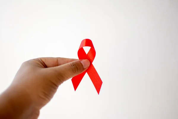 Dünya Yardım Günü konseptiyle birlikte kırmızı kurdele.. 