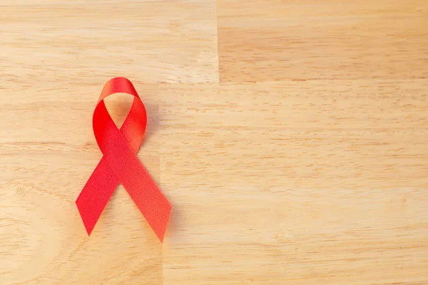 Dünya Yardım Günü kavramlı kırmızı kurdele. 