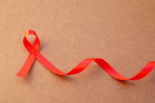 Dünya Yardım Günü kavramlı kırmızı kurdele. 