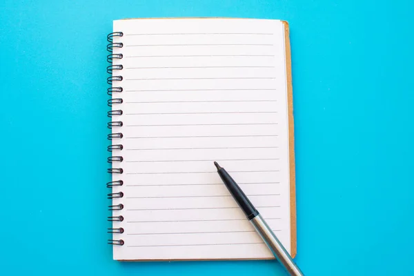 Not defteri ve ekipmanlar renk arkaplanı üzerine okula geri döndüler.