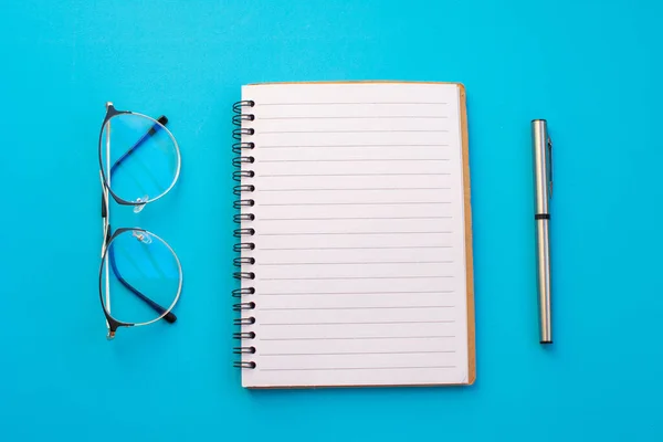 Not defteri ve ekipmanlar renk arkaplanı üzerine okula geri döndüler.